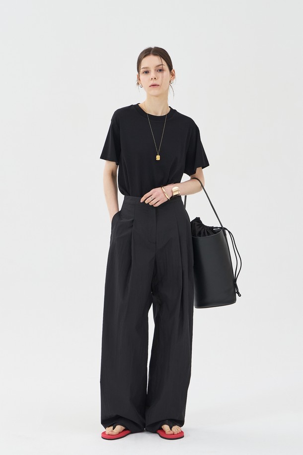 여름에 어울리는 블랙 컬러의 크루넥 반팔 티셔츠로, 데일리 및 일상복으로 활용하기 좋습니다. 릴랙스핏으로 편안하며, 부드러운 면 소재에 바이오 워싱 처리와 좌측 하단 시그니처 자수 디테일이 돋보입니다. 신축성이 있는 무지 디자인의 이 티셔츠는 라운드넥과 중간 두께로 제작되었습니다.
