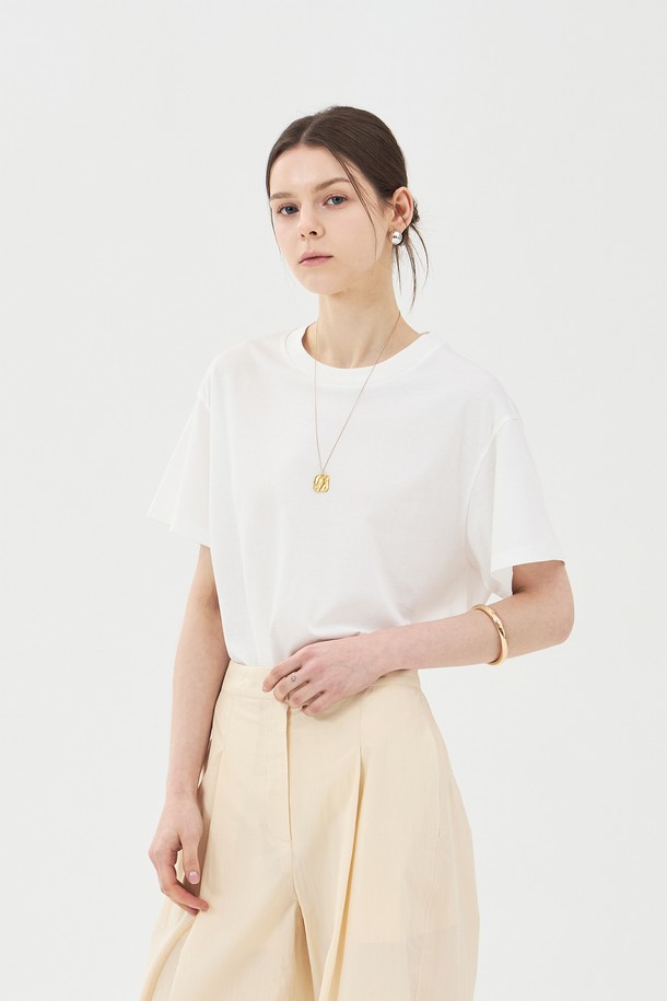 부드러운 면 소재의 화이트 크루넥 반팔 티셔츠입니다. 얇은 두께감과 루즈핏으로 편안하며, 바이오 워싱 처리와 좌측 하단 시그니처 자수가 특징입니다. 베이직하고 캐주얼한 스타일로 일상에서 활용하기 좋으며, 약간의 비침과 신축성이 있습니다.
