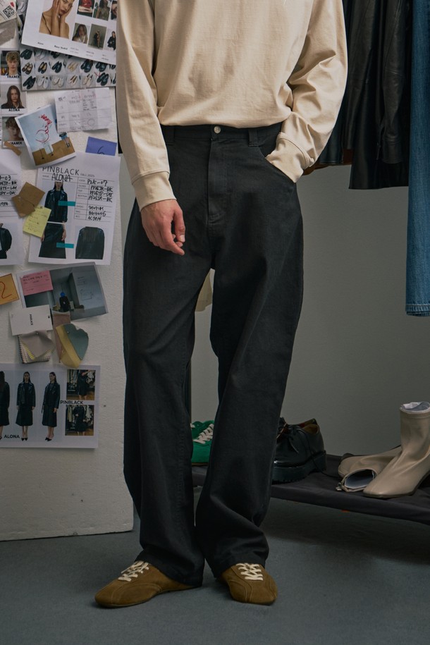 (MEN) 배기핏 스트레이트 팬츠 블랙은 가을과 겨울, 일상에서 활용하기 좋은 남성용 바지입니다. 미니멀하고 베이직한 스타일로, 부드러운 면 소재와 루즈핏으로 편안한 착용감을 제공합니다. 얇은 두께감에 노멀워싱 처리하여 자연스러운 멋을 더했으며, 톤온톤 스티치 디테일과 로고 캔톤으로 포인트를 주었습니다. 가을 나들이룩이나 겨울 데일리룩에 다양한 상의와 매치하여 미니멀, 클래식, 캐주얼 스타일을 연출해보세요.
