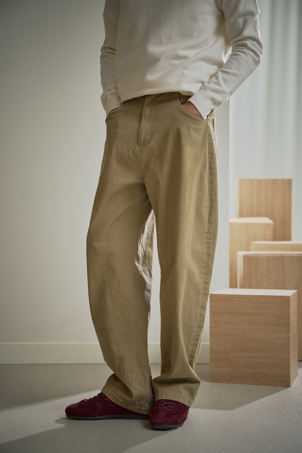 (MEN) 배기핏 스트레이트 팬츠 카키는 가을, 겨울 시즌에 착용하기 좋은 남성용 바지입니다. 미니멀하고 베이직한 스타일로, 일상에서 편안하게 활용할 수 있습니다. 톤온톤 스티치 디테일과 핀블랙 로고 캔톤이 특징이며, 부드러운 면 소재로 제작되어 편안한 착용감을 선사합니다. 루즈핏의 배기핏과 스트레이트 핏을 함께 느낄 수 있으며, 약간의 신축성이 있어 활동성을 높였습니다. 가을 나들이룩이나 겨울 데일리룩에 매치하여 미니멀, 클래식, 캐주얼 스타일을 연출해보세요.
