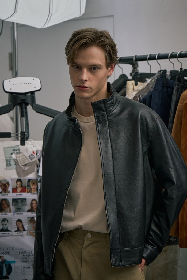 (MEN) 투톤 베지터블 하이넥 재킷은 빈티지한 감성과 클래식한 스타일을 동시에 느낄 수 있는 남성용 아우터입니다. 블랙과 투톤 배색으로 세련된 멋을 더하며, 가을 및 겨울 시즌 데이트룩, 가을 나들이룩, 겨울 데일리룩에 활용하기 좋습니다. 부드러운 소가죽 소재에 핸드브러쉬 워싱 처리하여 고급스러운 질감을 살렸고, 금속 노블 지퍼와 입술 포켓 디테일로 실용성을 높였습니다. 레귤러핏으로 제작되었으며, 하이넥 디자인과 긴 소매 기장으로 보온성을 더했습니다.
