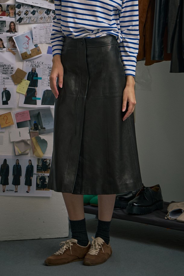 부드러운 램스킨 소재의 블랙 컬러 램스킨 버튼 슬릿 스커트입니다. 미디 기장, 세미 A라인 핏으로 시크하면서도 세련된 무드를 연출합니다. 앞 슬릿과 버튼 디테일이 포인트이며, 옆선 지퍼로 편안하게 착용할 수 있습니다. 스티치 디테일과 폴리에스터 안감으로 마감하여 퀄리티를 높였습니다. 데이트룩, 모임룩, 오피스룩 등 다양한 TPO에 미니멀, 클래식, 시크 스타일로 연출하기 좋습니다.
