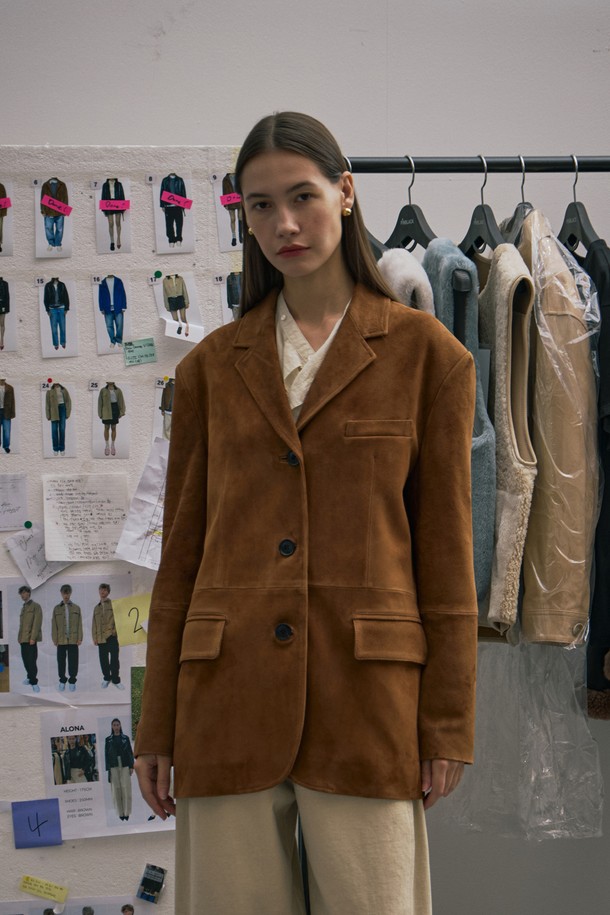 부드러운 촉감의 브라운 컬러 고트 스웨이드 싱글 재킷입니다. 클래식하고 미니멀한 스타일을 추구하는 여성 고객을 위한 가을 시즌 필수 아우터입니다. 오버핏 디자인에 어깨 패드와 소뿔 단추 디테일이 돋보이며, 내부 포켓으로 실용성을 더했습니다. 두꺼운 두께감으로 따뜻함을 제공하며, 싱글 버튼 여밈 방식과 긴 소매 기장으로 세련된 핏을 연출합니다. 오피스룩, 비즈니스 캐주얼, 모임룩 등 다양한 TPO에 활용 가능합니다.
