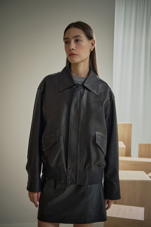 세미 베지터블 오버핏 블루종 점퍼는 여성스러운 무드를 연출하는 블랙 컬러의 블루종 점퍼입니다. 부드러운 램스킨 소재에 중두께감으로 간절기부터 초겨울까지 따뜻하게 착용 가능하며, 오버핏 디자인으로 편안한 착용감을 선사합니다. 캐주얼, 미니멀, 클래식 스타일을 모두 소화할 수 있으며 데이트룩, 쇼핑룩 등 다양한 TPO에 활용하기 좋습니다. 플랩 포켓, 밑단 밴딩, 스냅 버튼 소매, 내부 포켓, 플라켓 디자인 등 디테일한 요소들이 돋보이며, 안감은 폴리에스터로 마감되어 실용성을 더했습니다.
