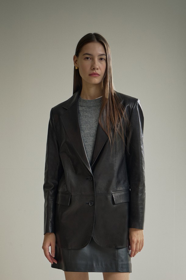 세련된 스타일을 완성하는 여성용 '베지터블 테일러드 싱글 재킷'입니다. 부드러운 램스킨 소재로 제작되어 고급스러운 촉감과 은은한 광택을 자랑합니다. 블랙 컬러에 레귤러핏, 싱글 버튼 여밈으로 깔끔하고 클래식한 분위기를 연출하며, 오피스룩, 모임룩, 소개팅룩 등 다양한 TPO에 활용하기 좋습니다. 6MM 어깨 패드와 전체 안감 처리, 소뿔 단추, 리얼 레더 라벨 디테일이 돋보이며, 가을 시즌에 시크하고 미니멀한 스타일을 완성해 보세요.
