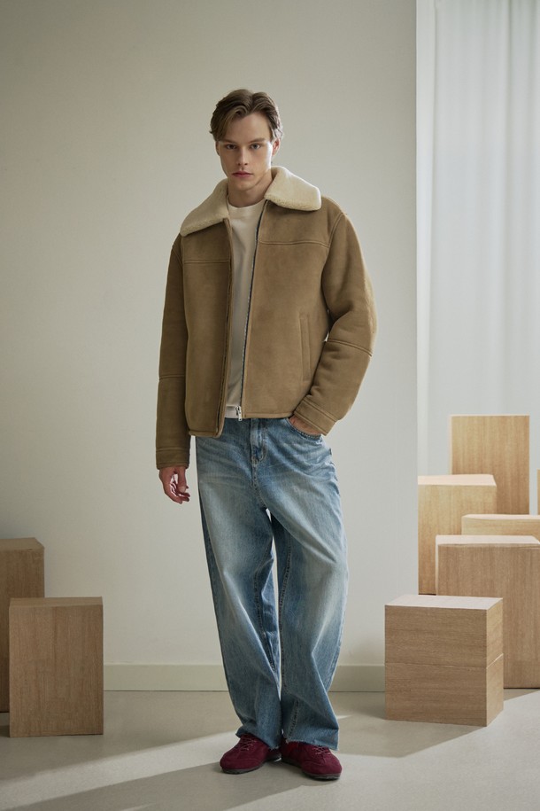 (MEN) 램 스웨이드 메리노 무스탕 재킷은 부드러운 스웨이드와 메리노 소재를 사용한 남성용 아우터입니다. 겨울철 보온성을 높여주는 두꺼운 두께감과 아이보리 털면 안감이 특징이며, 클래식한 스타일을 연출합니다. 지퍼형 여밈 방식과 여유로운 핏으로 편안함을 더하고, 웰트 포켓, 스냅 단추 소매, 메탈 양면 지퍼 디테일이 돋보입니다. 데이트룩 또는 출근룩에 적합하며, 미니멀한 스타일 연출에도 용이합니다.
