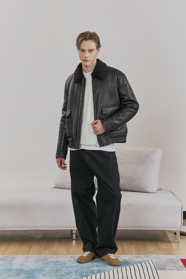 (MEN) 빈티지 디스트레스 메리노 무스탕 점퍼는 남성용 아우터로, 겨울철 따뜻함과 스타일을 동시에 만족시키는 제품입니다. 다크 브라운 컬러의 메리노 무스탕과 가죽 소재가 어우러져 빈티지하면서도 세련된 무드를 연출합니다. 크랙 텍스처 패턴과 세미 오버핏 디자인이 특징이며, 털면 카라와 아웃포켓, 메탈 양면 지퍼, 밑단 내장 밴딩, 리얼 레더 라벨 등의 디테일이 돋보입니다. 지퍼와 스냅으로 여밀 수 있으며, 보온 기능을 갖춰 데이트룩, 모임룩, 그리고 클래식, 미니멀, 시크 스타일을 즐겨 입는 분들께 추천합니다.
