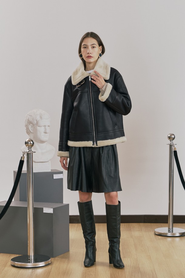 메리노 하이넥 집업 무스탕은 여성스러운 스타일을 강조하는 겨울철 아우터입니다. 부드러운 메리노 양가죽과 램스킨 소재를 사용하여 고급스러운 촉감을 선사하며, 안감은 퍼(Fur)로 마감하여 보온성을 높였습니다. 하이넥 카라와 비조 버클, 소매와 밑단 턱업 디테일, 가죽 쫄대 디테일이 클래식하면서도 세련된 무드를 연출합니다. 데이트룩, 모임룩 등 다양한 TPO에 활용 가능하며, 미니멀, 시크 스타일에 잘 어울리는 아이템입니다. 블랙과 아이보리 두 가지 컬러로 만나보세요.
