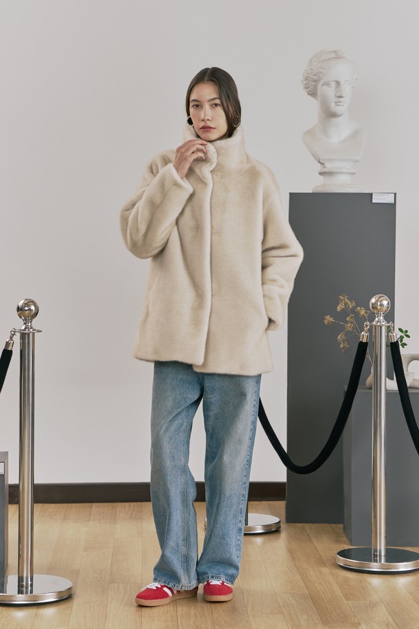 우아함과 보온성을 동시에 갖춘 하이넥 밍크 퍼 자켓 아이보리입니다. 부드러운 인조 밍크 소재로 제작되어 뛰어난 촉감을 선사하며, 겨울철에도 따뜻하게 착용할 수 있습니다. 하프 기장에 레귤러핏으로 세련된 핏을 연출하며, 히든 자석과 캐스카 버튼으로 간편하게 여밀 수 있습니다. 데이트룩, 모임룩, 연말 모임룩 등 다양한 TPO에 활용 가능하며, 클래식, 미니멀, 캐주얼 스타일 모두 소화 가능한 아이템입니다. 안감은 공단으로 마감되어 고급스러운 디테일을 더했습니다.
