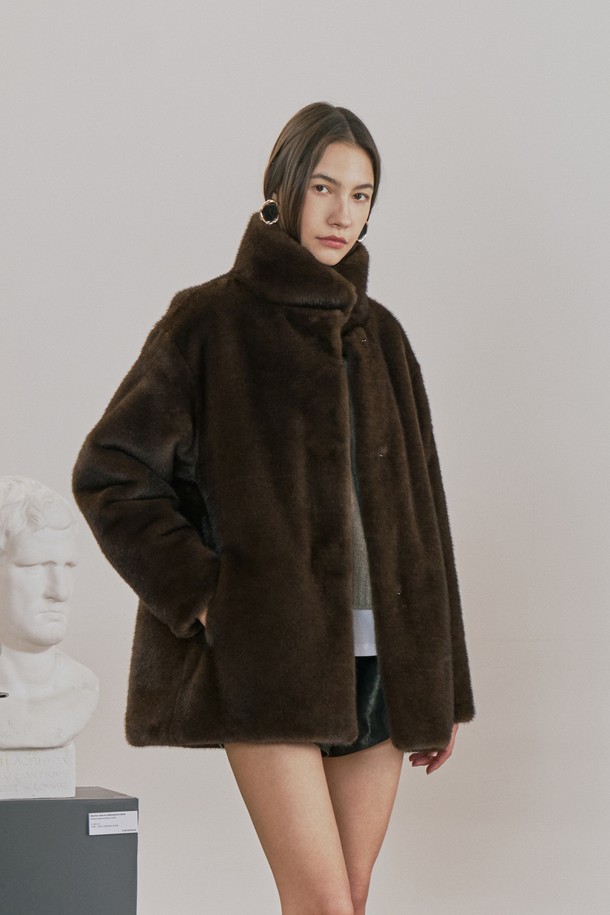 부드러운 촉감의 인조 밍크 소재로 제작된 하이넥 밍크 퍼 재킷입니다. 브라운 컬러의 하프 기장으로, 우아하고 세련된 스타일을 연출합니다. 히든 자석과 캐스카 버튼으로 여밈 방식을 더했으며, 안감은 공단으로 마감하여 고급스러움을 더했습니다. 넉넉한 레귤러핏 디자인에 사이드 포켓을 더해 실용성을 높였으며, 연말 모임룩, 모임룩, 데이트룩 등 다양한 TPO에 활용 가능합니다. 클래식, 미니멀, 캐주얼 스타일을 모두 소화하는 겨울철 필수 아우터입니다.
