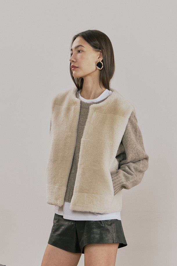 업사이클링 메리노 스트레이트 무스탕 베스트는 가을, 겨울 시즌 당신의 스타일을 완성해 줄 여성 베스트입니다. 베이지 컬러에 미니멀한 무드를 더했으며, 출근룩과 모임룩 모두 소화 가능한 활용도가 높은 아이템입니다. 부드러운 촉감의 메리노 소재와 무스탕의 조화가 고급스러운 분위기를 자아내며, 스트레이트 핏과 크롭 기장으로 세련된 실루엣을 연출합니다. 특히, 업사이클링 소재를 사용하여 환경까지 생각한 가치 소비를 실현할 수 있으며, 사이드 포켓과 절개선 스티치 디테일이 돋보입니다.
