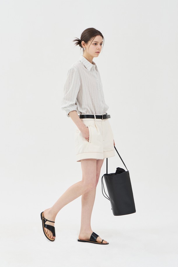 아이보리 컬러의 하이웨스트 핀턱 숏팬츠는 면과 폴리에스테르 혼방 소재로 제작되어 여름철에도 쾌적하게 착용 가능합니다. 핀턱 디테일과 배색 스티치, 롤업 디자인이 돋보이며, 사이드 포켓이 있어 실용성을 더했습니다. 루즈핏으로 편안한 착용감을 선사하며, 캐주얼한 무드를 연출하기에 좋은 아이템입니다.
