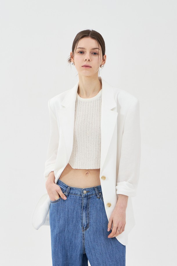 여성용 린넨 투버튼 자켓은 화이트 색상의 베이직하고 캐주얼한 스타일로, 봄, 여름철 일상복으로 적합합니다. 얇고 부드러운 린넨 소재로 제작되었으며, 오버핏에 레귤러 기장, 긴소매, 테일러드 코트 타입입니다. 6mm 어깨 패드, 하프 안감(아사), 아웃포켓, 뒷면 겹트임, 소뿔 단추 디테일이 돋보입니다.
