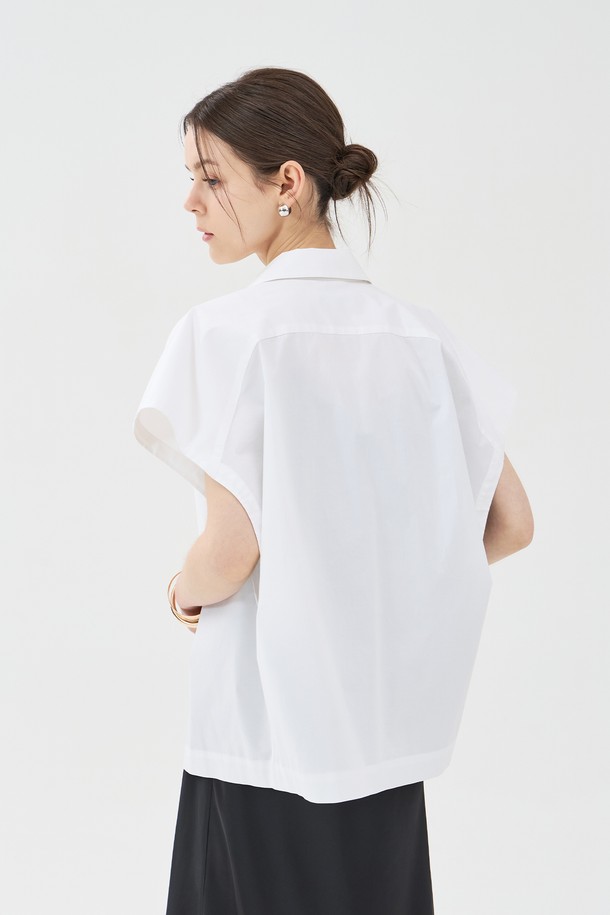 여름을 위한 베이직하고 미니멀한 스타일의 여성용 세미 오버핏 슬리브리스 셔츠입니다. 면과 폴리우레탄 혼방 소재로 제작되어 부드러운 촉감과 편안한 착용감을 선사하며, 얇은 두께감으로 시원하게 입을 수 있습니다. 드롭숄더, 깊은 암홀 디자인과 슬림한 밑단, 아웃포켓 디테일이 돋보이며 셔츠 칼라와 버튼 클로징으로 깔끔하게 마무리되었습니다.
