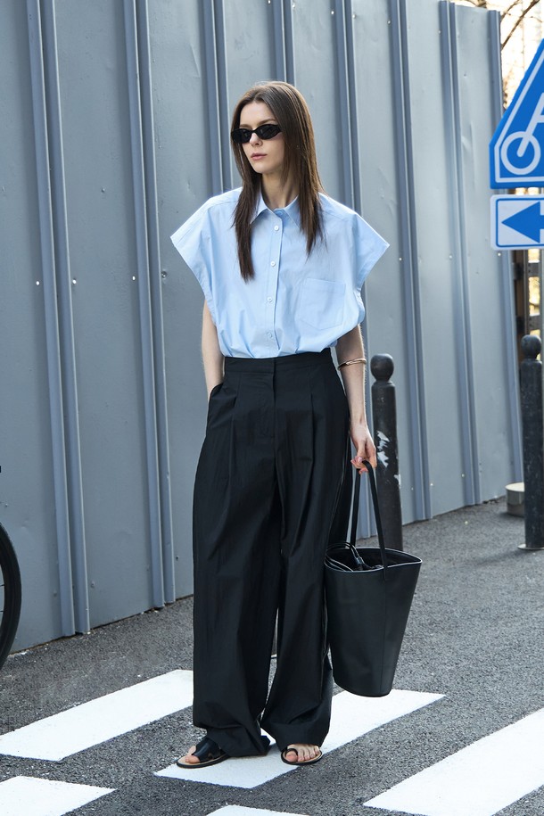 세미 오버핏 실루엣이 돋보이는 블루 컬러의 여성 슬리브리스 셔츠입니다. 면과 폴리우레탄 혼방 소재로 제작되어 시원하고 편안한 착용감을 선사하며, 얇은 두께감으로 한여름에도 부담 없이 즐길 수 있습니다. 드롭 숄더 디자인과 아웃포켓 디테일, 깊은 암홀, 슬림한 밑단 처리가 특징이며, 베이직한 디자인으로 다양한 캐주얼 스타일 연출에 활용하기 좋습니다.
