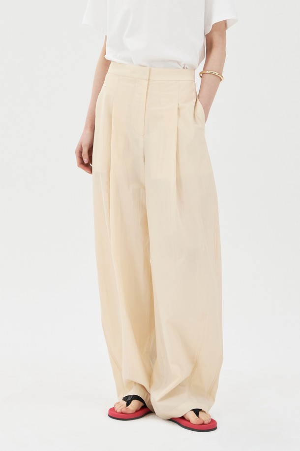 베이직한 무드의 턱 디테일 와이드핏 팬츠입니다. 면과 나일론 혼방 소재로 제작되어 여름에도 시원하게 착용 가능하며, 쿨한 촉감과 얇은 두께감으로 편안함을 선사합니다. 넉넉한 와이드 핏과 턱, 다트 디테일, 사이드 및 장식 포켓, 버튼과 후크 클로징으로 디자인적인 완성도를 높인 남녀 공용 캐주얼 팬츠입니다.
