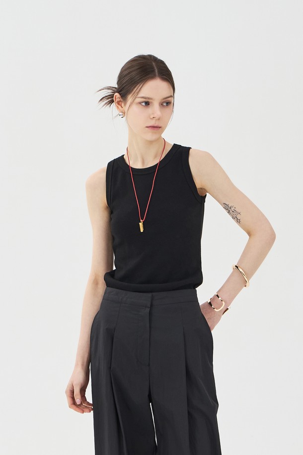 **데일리 슬리브리스 블랙**은 부드러운 촉감의 면과 폴리우레탄 혼방 소재로 제작되어 뛰어난 신축성을 자랑하는 여성용 슬림핏 민소매 상의입니다. 라운드넥 디자인에 골지 패턴으로 베이직하면서도 캐주얼한 스타일을 연출하며, 레귤러 기장으로 여름은 물론 사계절 내내 활용 가능합니다. 이중 스티치 작업으로 형태감을 안정적으로 유지하며, 이염 가능성이 있으니 주의하여 착용하십시오.
