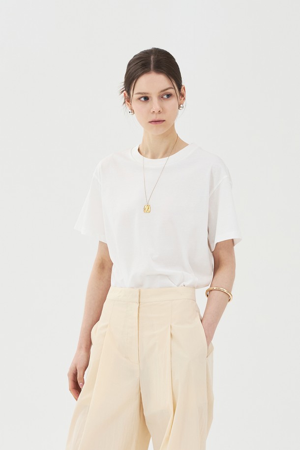 부드러운 면 소재의 화이트 크루넥 반팔 티셔츠입니다. 얇은 두께감과 루즈핏으로 편안하며, 바이오 워싱 처리와 좌측 하단 시그니처 자수가 특징입니다. 베이직하고 캐주얼한 스타일로 일상에서 활용하기 좋으며, 약간의 비침과 신축성이 있습니다.
