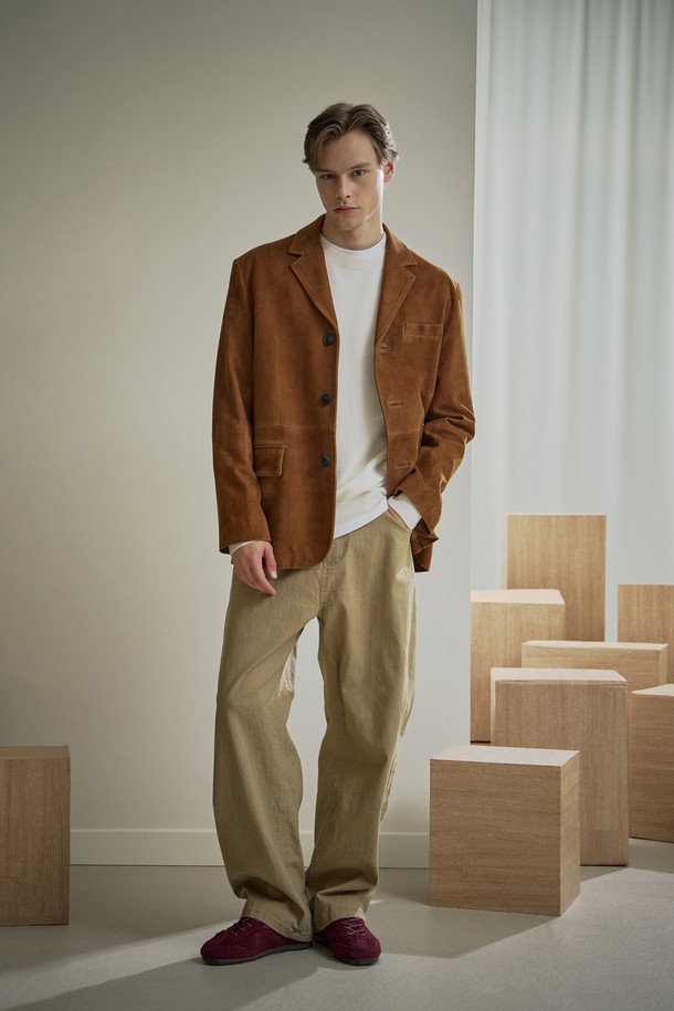 (MEN) 배기핏 스트레이트 팬츠 카키는 가을, 겨울 시즌에 착용하기 좋은 남성용 바지입니다. 미니멀하고 베이직한 스타일로, 일상에서 편안하게 활용할 수 있습니다. 톤온톤 스티치 디테일과 핀블랙 로고 캔톤이 특징이며, 부드러운 면 소재로 제작되어 편안한 착용감을 선사합니다. 루즈핏의 배기핏과 스트레이트 핏을 함께 느낄 수 있으며, 약간의 신축성이 있어 활동성을 높였습니다. 가을 나들이룩이나 겨울 데일리룩에 매치하여 미니멀, 클래식, 캐주얼 스타일을 연출해보세요.
