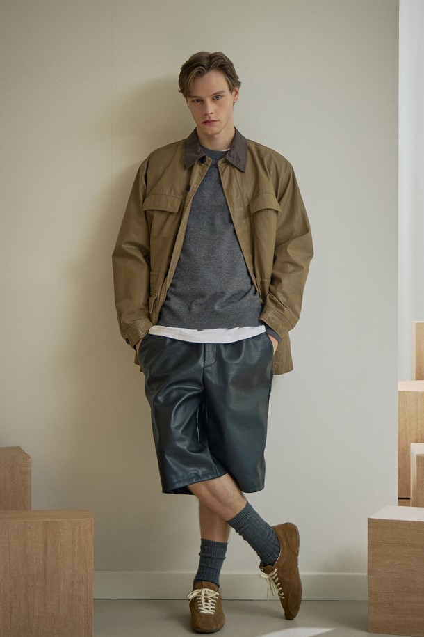 유니섹스 빈티지 워크 하프 재킷은 가을 시즌, 데이트룩과 가을 나들이룩에 어울리는 루즈핏 워크 자켓입니다. 브라운 컬러의 면 소재로 제작되었으며, 코팅우븐 촉감과 두꺼운 두께감으로 따뜻함을 더합니다. 히든 플라켓과 소뿔 단추 여밈, 긴 소매 기장, 아웃포켓, 카라 배색, 내추럴 스티치 등의 디테일이 빈티지하면서도 모던한 스타일을 연출합니다. 내부 스트링 조절로 핏을 조절할 수 있으며, 은은한 광택감과 절개 라인이 돋보입니다. 클래식, 미니멀, 워크웨어 스타일을 즐기는 유니섹스 고객에게 추천합니다.
