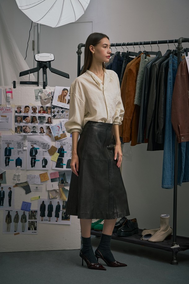 부드러운 램스킨 소재의 블랙 컬러 램스킨 버튼 슬릿 스커트입니다. 미디 기장, 세미 A라인 핏으로 시크하면서도 세련된 무드를 연출합니다. 앞 슬릿과 버튼 디테일이 포인트이며, 옆선 지퍼로 편안하게 착용할 수 있습니다. 스티치 디테일과 폴리에스터 안감으로 마감하여 퀄리티를 높였습니다. 데이트룩, 모임룩, 오피스룩 등 다양한 TPO에 미니멀, 클래식, 시크 스타일로 연출하기 좋습니다.
