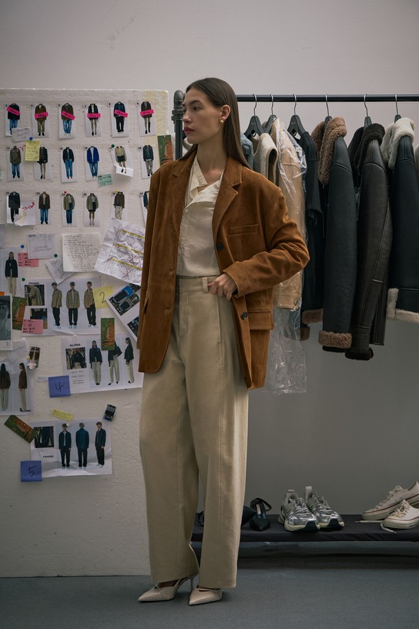 부드러운 촉감의 브라운 컬러 고트 스웨이드 싱글 재킷입니다. 클래식하고 미니멀한 스타일을 추구하는 여성 고객을 위한 가을 시즌 필수 아우터입니다. 오버핏 디자인에 어깨 패드와 소뿔 단추 디테일이 돋보이며, 내부 포켓으로 실용성을 더했습니다. 두꺼운 두께감으로 따뜻함을 제공하며, 싱글 버튼 여밈 방식과 긴 소매 기장으로 세련된 핏을 연출합니다. 오피스룩, 비즈니스 캐주얼, 모임룩 등 다양한 TPO에 활용 가능합니다.
