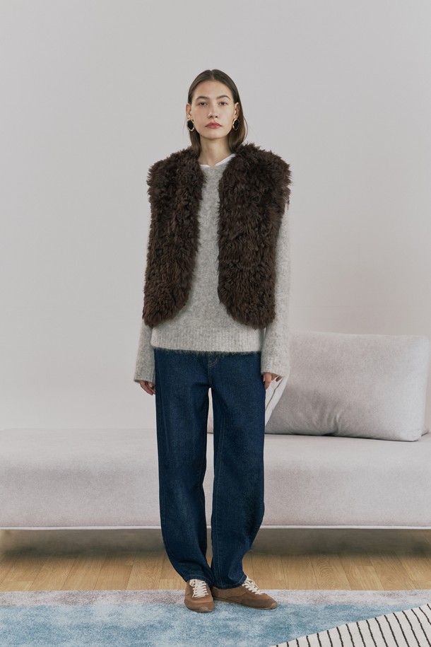 부드러운 촉감의 소프트 컬링 토스카나 무스탕 베스트입니다. 브라운 컬러의 여성용 무스탕 베스트로, 겨울철 일상룩에 따뜻함과 세련된 무드를 더해줍니다. 톤업 마감, 사이드 포켓, 헤어리한 텍스처, 절개선 디테일이 돋보이며, 리버시블 디자인으로 다양한 스타일 연출이 가능합니다. 캐주얼, 클래식, 미니멀 스타일을 즐겨 입는 분들께 추천하며, 모임룩이나 데이트룩에 포인트 아이템으로 활용하기 좋습니다. 레귤러핏 크롭 기장으로, 스웨이드와 토스카나 램스킨 소재가 고급스러운 분위기를 자아냅니다.
