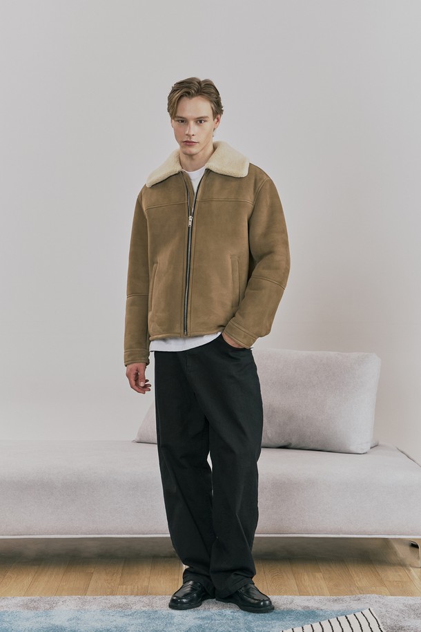 (MEN) 램 스웨이드 메리노 무스탕 재킷은 부드러운 스웨이드와 메리노 소재를 사용한 남성용 아우터입니다. 겨울철 보온성을 높여주는 두꺼운 두께감과 아이보리 털면 안감이 특징이며, 클래식한 스타일을 연출합니다. 지퍼형 여밈 방식과 여유로운 핏으로 편안함을 더하고, 웰트 포켓, 스냅 단추 소매, 메탈 양면 지퍼 디테일이 돋보입니다. 데이트룩 또는 출근룩에 적합하며, 미니멀한 스타일 연출에도 용이합니다.
