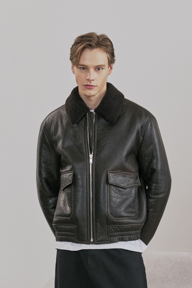 (MEN) 빈티지 디스트레스 메리노 무스탕 점퍼는 남성용 아우터로, 겨울철 따뜻함과 스타일을 동시에 만족시키는 제품입니다. 다크 브라운 컬러의 메리노 무스탕과 가죽 소재가 어우러져 빈티지하면서도 세련된 무드를 연출합니다. 크랙 텍스처 패턴과 세미 오버핏 디자인이 특징이며, 털면 카라와 아웃포켓, 메탈 양면 지퍼, 밑단 내장 밴딩, 리얼 레더 라벨 등의 디테일이 돋보입니다. 지퍼와 스냅으로 여밀 수 있으며, 보온 기능을 갖춰 데이트룩, 모임룩, 그리고 클래식, 미니멀, 시크 스타일을 즐겨 입는 분들께 추천합니다.
