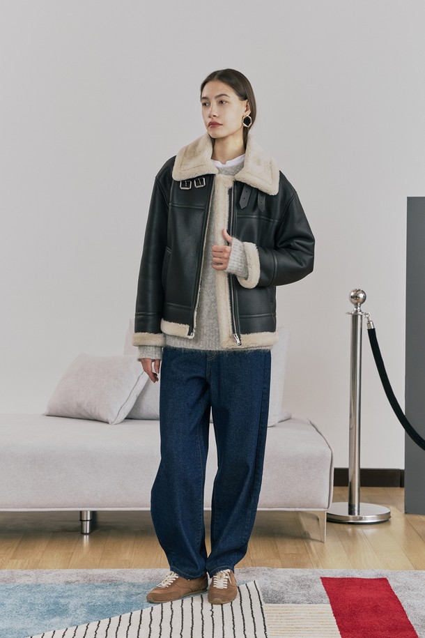 메리노 하이넥 집업 무스탕은 여성스러운 스타일을 강조하는 겨울철 아우터입니다. 부드러운 메리노 양가죽과 램스킨 소재를 사용하여 고급스러운 촉감을 선사하며, 안감은 퍼(Fur)로 마감하여 보온성을 높였습니다. 하이넥 카라와 비조 버클, 소매와 밑단 턱업 디테일, 가죽 쫄대 디테일이 클래식하면서도 세련된 무드를 연출합니다. 데이트룩, 모임룩 등 다양한 TPO에 활용 가능하며, 미니멀, 시크 스타일에 잘 어울리는 아이템입니다. 블랙과 아이보리 두 가지 컬러로 만나보세요.
