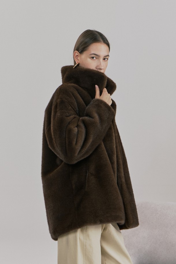 부드러운 촉감의 인조 밍크 소재로 제작된 하이넥 밍크 퍼 재킷입니다. 브라운 컬러의 하프 기장으로, 우아하고 세련된 스타일을 연출합니다. 히든 자석과 캐스카 버튼으로 여밈 방식을 더했으며, 안감은 공단으로 마감하여 고급스러움을 더했습니다. 넉넉한 레귤러핏 디자인에 사이드 포켓을 더해 실용성을 높였으며, 연말 모임룩, 모임룩, 데이트룩 등 다양한 TPO에 활용 가능합니다. 클래식, 미니멀, 캐주얼 스타일을 모두 소화하는 겨울철 필수 아우터입니다.
