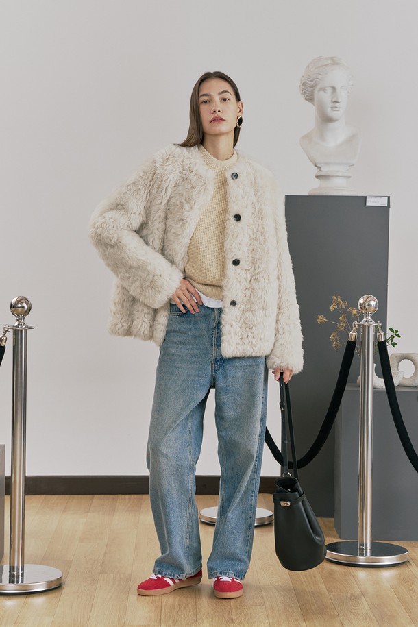 **토스카나 세미루즈 무스탕 재킷**은 부드러운 토스카나 램스킨 소재로 제작되어 뛰어난 착용감과 보온성을 자랑하는 여성용 무스탕입니다. 아이보리 컬러에 세미루즈핏으로 클래식하면서도 우아한 스타일을 연출하며, 데이트룩, 모임룩, 출근룩 등 다양한 TPO에 활용하기 좋습니다. 안감은 스웨이드로 마감되어 고급스러움을 더하고, 소뿔 단추 클로징과 사이드 포켓, 양면 스웨이드 포켓 안감, 리얼 레더 라벨 등의 디테일이 돋보입니다. 겨울철 추위 속에서도 스타일리시함을 잃지 않도록, 클래식, 미니멀, 시크한 무드를 선호하는 분들께 추천합니다. 하프 기장의 긴소매 디자인으로 어떤 룩에도 잘 어울립니다.
