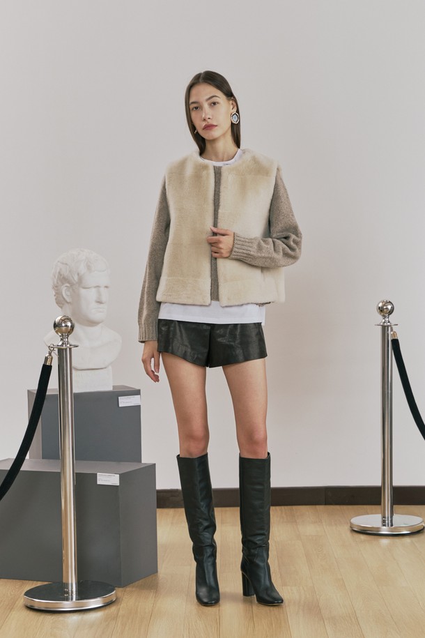 업사이클링 메리노 스트레이트 무스탕 베스트는 가을, 겨울 시즌 당신의 스타일을 완성해 줄 여성 베스트입니다. 베이지 컬러에 미니멀한 무드를 더했으며, 출근룩과 모임룩 모두 소화 가능한 활용도가 높은 아이템입니다. 부드러운 촉감의 메리노 소재와 무스탕의 조화가 고급스러운 분위기를 자아내며, 스트레이트 핏과 크롭 기장으로 세련된 실루엣을 연출합니다. 특히, 업사이클링 소재를 사용하여 환경까지 생각한 가치 소비를 실현할 수 있으며, 사이드 포켓과 절개선 스티치 디테일이 돋보입니다.
