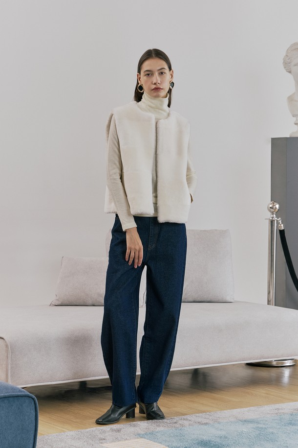 업사이클링 메리노 스트레이트 무스탕 베스트 화이트는 여성 의류로, 미니멀하고 시크한 스타일을 연출합니다. 부드러운 메리노 무스탕 소재로 제작되어 겨울과 간절기에 따뜻하게 착용할 수 있으며, 힙 기장의 민소매 디자인으로 다양한 레이어드 룩에 활용하기 좋습니다. 오픈형 여밈 방식과 여유로운 스트레이트 핏이 편안함을 더하고, 사이드 포켓과 절개선 스티치 디테일이 돋보입니다. 출근룩과 모임룩 모두에 어울리는 완성도 높은 디자인의 화이트 베스트입니다.
