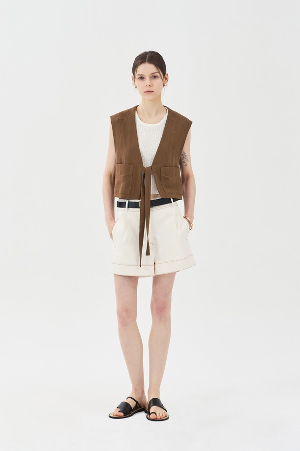 아이보리 컬러의 하이웨스트 핀턱 숏팬츠는 면과 폴리에스테르 혼방 소재로 제작되어 여름철에도 쾌적하게 착용 가능합니다. 핀턱 디테일과 배색 스티치, 롤업 디자인이 돋보이며, 사이드 포켓이 있어 실용성을 더했습니다. 루즈핏으로 편안한 착용감을 선사하며, 캐주얼한 무드를 연출하기에 좋은 아이템입니다.
