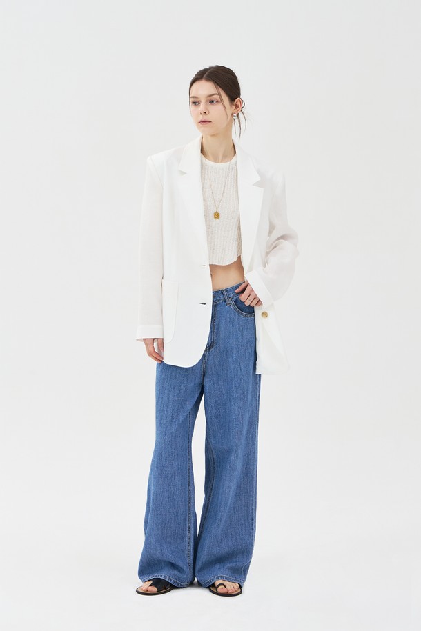 여성용 린넨 투버튼 자켓은 화이트 색상의 베이직하고 캐주얼한 스타일로, 봄, 여름철 일상복으로 적합합니다. 얇고 부드러운 린넨 소재로 제작되었으며, 오버핏에 레귤러 기장, 긴소매, 테일러드 코트 타입입니다. 6mm 어깨 패드, 하프 안감(아사), 아웃포켓, 뒷면 겹트임, 소뿔 단추 디테일이 돋보입니다.
