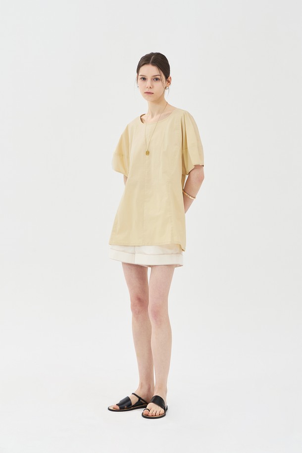 여성 스타일의 벌룬 슬리브 블라우스는 옐로우 색상으로 여름철 일상에서 페미닌하고 트렌디한 무드를 연출합니다. 텐션감 있는 면 95% 폴리우레탄 5% 혼방 소재로 제작되었으며, 앞면 라운드넥과 뒷면 브이넥 디자인에 힙 중간 기장, 릴랙스핏과 슬림함을 동시에 느낄 수 있는 여유로운 실루엣이 특징입니다. 절개와 다트 디테일이 더해진 무지 패턴의 블라우스로, 얇거나 중간 두께감을 가지고 있습니다.
