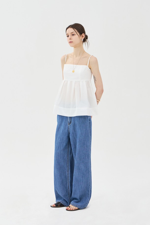 부드러운 면과 나일론 혼방 소재의 화이트 컬러 슬리브리스 상의입니다. 페미닌한 무드를 연출하는 페플럼 디자인과 스퀘어넥, 루즈핏으로 편안하게 착용할 수 있습니다. O링과 8링 디테일 어깨끈, 크링클 텍스처, 뒷면 밴딩, D링 스트랩, 사이즈 조절 기능으로 섬세함을 더했으며, 데일리룩과 일상복으로 활용하기 좋습니다.
