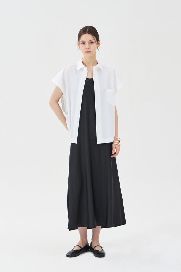 여름을 위한 베이직하고 미니멀한 스타일의 여성용 세미 오버핏 슬리브리스 셔츠입니다. 면과 폴리우레탄 혼방 소재로 제작되어 부드러운 촉감과 편안한 착용감을 선사하며, 얇은 두께감으로 시원하게 입을 수 있습니다. 드롭숄더, 깊은 암홀 디자인과 슬림한 밑단, 아웃포켓 디테일이 돋보이며 셔츠 칼라와 버튼 클로징으로 깔끔하게 마무리되었습니다.
