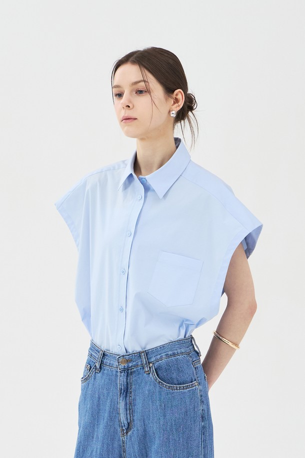 세미 오버핏 실루엣이 돋보이는 블루 컬러의 여성 슬리브리스 셔츠입니다. 면과 폴리우레탄 혼방 소재로 제작되어 시원하고 편안한 착용감을 선사하며, 얇은 두께감으로 한여름에도 부담 없이 즐길 수 있습니다. 드롭 숄더 디자인과 아웃포켓 디테일, 깊은 암홀, 슬림한 밑단 처리가 특징이며, 베이직한 디자인으로 다양한 캐주얼 스타일 연출에 활용하기 좋습니다.
