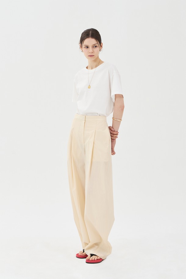 베이직한 무드의 턱 디테일 와이드핏 팬츠입니다. 면과 나일론 혼방 소재로 제작되어 여름에도 시원하게 착용 가능하며, 쿨한 촉감과 얇은 두께감으로 편안함을 선사합니다. 넉넉한 와이드 핏과 턱, 다트 디테일, 사이드 및 장식 포켓, 버튼과 후크 클로징으로 디자인적인 완성도를 높인 남녀 공용 캐주얼 팬츠입니다.
