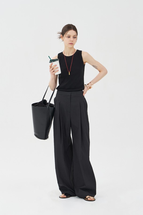 **데일리 슬리브리스 블랙**은 부드러운 촉감의 면과 폴리우레탄 혼방 소재로 제작되어 뛰어난 신축성을 자랑하는 여성용 슬림핏 민소매 상의입니다. 라운드넥 디자인에 골지 패턴으로 베이직하면서도 캐주얼한 스타일을 연출하며, 레귤러 기장으로 여름은 물론 사계절 내내 활용 가능합니다. 이중 스티치 작업으로 형태감을 안정적으로 유지하며, 이염 가능성이 있으니 주의하여 착용하십시오.
