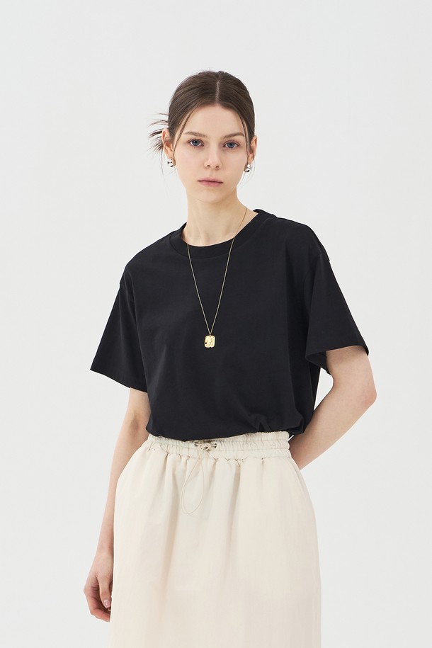 여름에 어울리는 블랙 컬러의 크루넥 반팔 티셔츠로, 데일리 및 일상복으로 활용하기 좋습니다. 릴랙스핏으로 편안하며, 부드러운 면 소재에 바이오 워싱 처리와 좌측 하단 시그니처 자수 디테일이 돋보입니다. 신축성이 있는 무지 디자인의 이 티셔츠는 라운드넥과 중간 두께로 제작되었습니다.
