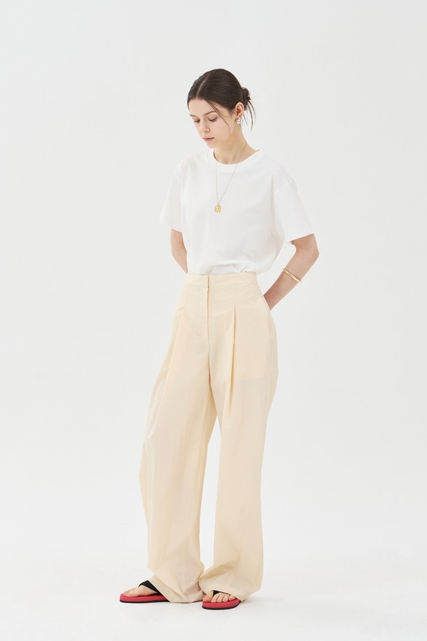 부드러운 면 소재의 화이트 크루넥 반팔 티셔츠입니다. 얇은 두께감과 루즈핏으로 편안하며, 바이오 워싱 처리와 좌측 하단 시그니처 자수가 특징입니다. 베이직하고 캐주얼한 스타일로 일상에서 활용하기 좋으며, 약간의 비침과 신축성이 있습니다.
