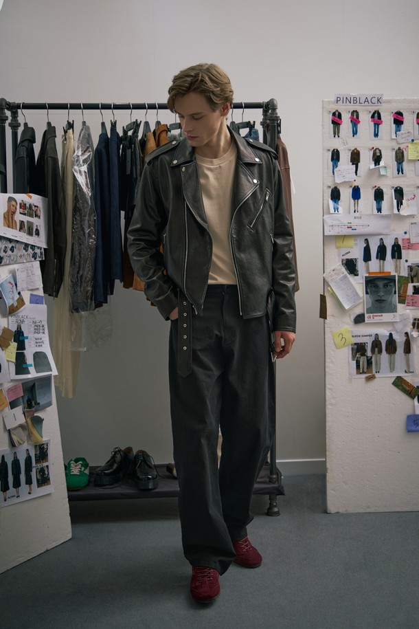 (MEN) 배기핏 스트레이트 팬츠 블랙은 가을과 겨울, 일상에서 활용하기 좋은 남성용 바지입니다. 미니멀하고 베이직한 스타일로, 부드러운 면 소재와 루즈핏으로 편안한 착용감을 제공합니다. 얇은 두께감에 노멀워싱 처리하여 자연스러운 멋을 더했으며, 톤온톤 스티치 디테일과 로고 캔톤으로 포인트를 주었습니다. 가을 나들이룩이나 겨울 데일리룩에 다양한 상의와 매치하여 미니멀, 클래식, 캐주얼 스타일을 연출해보세요.
