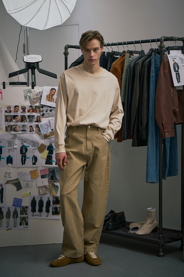 (MEN) 배기핏 스트레이트 팬츠 카키는 가을, 겨울 시즌에 착용하기 좋은 남성용 바지입니다. 미니멀하고 베이직한 스타일로, 일상에서 편안하게 활용할 수 있습니다. 톤온톤 스티치 디테일과 핀블랙 로고 캔톤이 특징이며, 부드러운 면 소재로 제작되어 편안한 착용감을 선사합니다. 루즈핏의 배기핏과 스트레이트 핏을 함께 느낄 수 있으며, 약간의 신축성이 있어 활동성을 높였습니다. 가을 나들이룩이나 겨울 데일리룩에 매치하여 미니멀, 클래식, 캐주얼 스타일을 연출해보세요.
