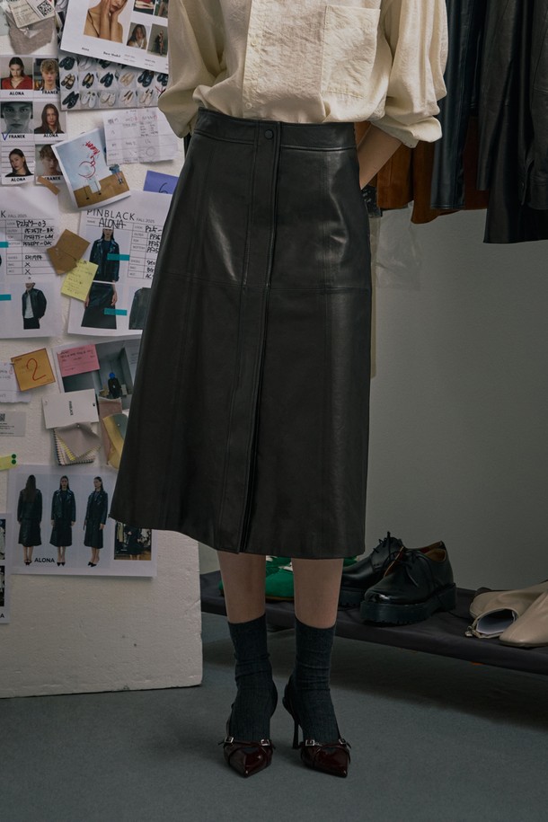 부드러운 램스킨 소재의 블랙 컬러 램스킨 버튼 슬릿 스커트입니다. 미디 기장, 세미 A라인 핏으로 시크하면서도 세련된 무드를 연출합니다. 앞 슬릿과 버튼 디테일이 포인트이며, 옆선 지퍼로 편안하게 착용할 수 있습니다. 스티치 디테일과 폴리에스터 안감으로 마감하여 퀄리티를 높였습니다. 데이트룩, 모임룩, 오피스룩 등 다양한 TPO에 미니멀, 클래식, 시크 스타일로 연출하기 좋습니다.
