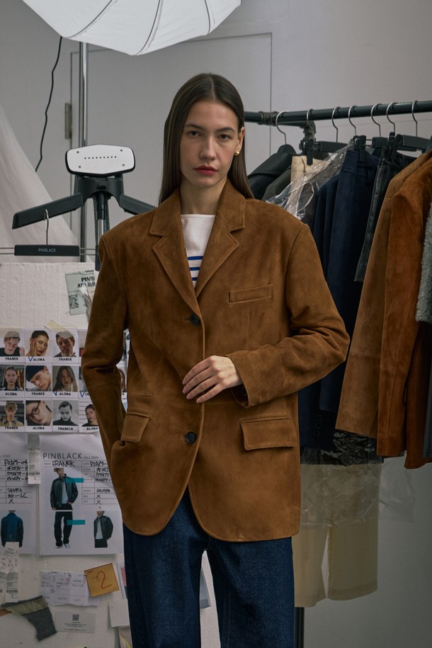 부드러운 촉감의 브라운 컬러 고트 스웨이드 싱글 재킷입니다. 클래식하고 미니멀한 스타일을 추구하는 여성 고객을 위한 가을 시즌 필수 아우터입니다. 오버핏 디자인에 어깨 패드와 소뿔 단추 디테일이 돋보이며, 내부 포켓으로 실용성을 더했습니다. 두꺼운 두께감으로 따뜻함을 제공하며, 싱글 버튼 여밈 방식과 긴 소매 기장으로 세련된 핏을 연출합니다. 오피스룩, 비즈니스 캐주얼, 모임룩 등 다양한 TPO에 활용 가능합니다.
