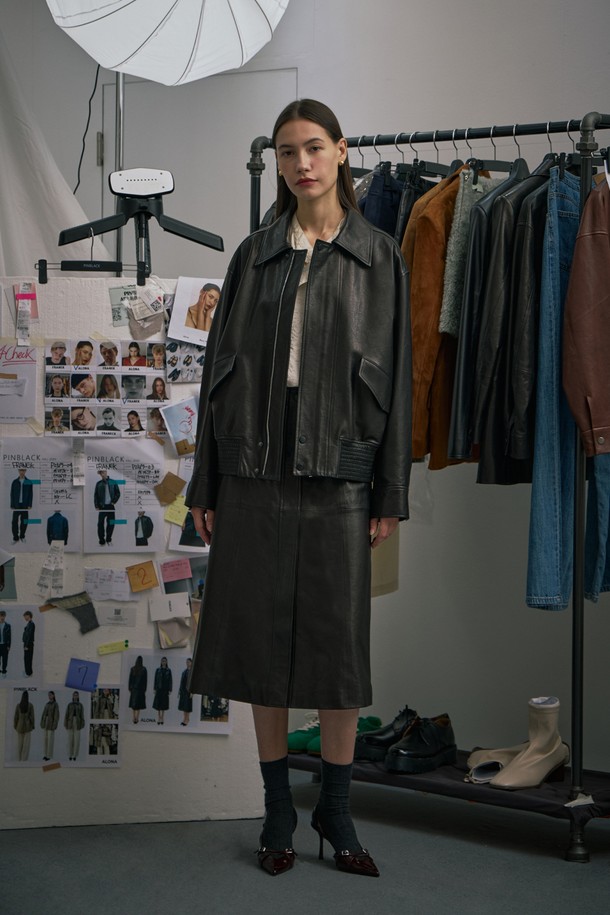 세미 베지터블 오버핏 블루종 점퍼는 여성스러운 무드를 연출하는 블랙 컬러의 블루종 점퍼입니다. 부드러운 램스킨 소재에 중두께감으로 간절기부터 초겨울까지 따뜻하게 착용 가능하며, 오버핏 디자인으로 편안한 착용감을 선사합니다. 캐주얼, 미니멀, 클래식 스타일을 모두 소화할 수 있으며 데이트룩, 쇼핑룩 등 다양한 TPO에 활용하기 좋습니다. 플랩 포켓, 밑단 밴딩, 스냅 버튼 소매, 내부 포켓, 플라켓 디자인 등 디테일한 요소들이 돋보이며, 안감은 폴리에스터로 마감되어 실용성을 더했습니다.
