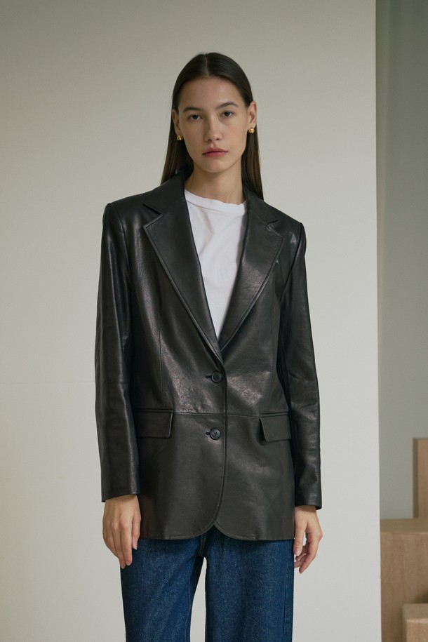 세련된 스타일을 완성하는 여성용 '베지터블 테일러드 싱글 재킷'입니다. 부드러운 램스킨 소재로 제작되어 고급스러운 촉감과 은은한 광택을 자랑합니다. 블랙 컬러에 레귤러핏, 싱글 버튼 여밈으로 깔끔하고 클래식한 분위기를 연출하며, 오피스룩, 모임룩, 소개팅룩 등 다양한 TPO에 활용하기 좋습니다. 6MM 어깨 패드와 전체 안감 처리, 소뿔 단추, 리얼 레더 라벨 디테일이 돋보이며, 가을 시즌에 시크하고 미니멀한 스타일을 완성해 보세요.
